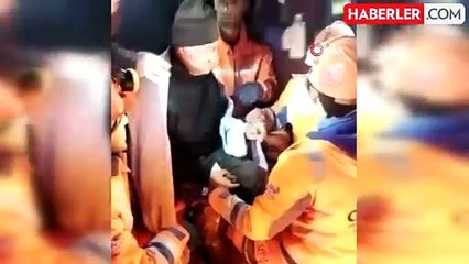 Enkazın altında 4 gün kalan çiftin kurtarılma anları kamerada