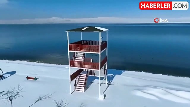 Karla beyaza bürünen Erçek Gölü Sahili'nden mest eden görüntüler