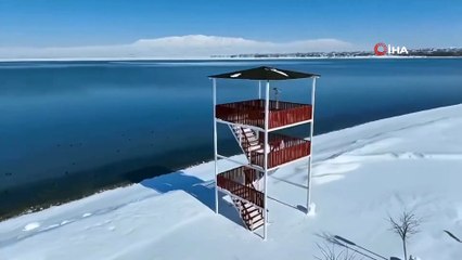 Beyaza bürünen Erçek Gölü sahilinden mest eden görüntüler