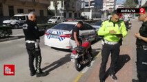 Antalya'da polis, motosikletin önünü kaldıran sürücüye nasihat etti