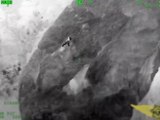 Scivola da un sentiero e rimane aggrappato a una roccia: il rocambolesco salvataggio in California