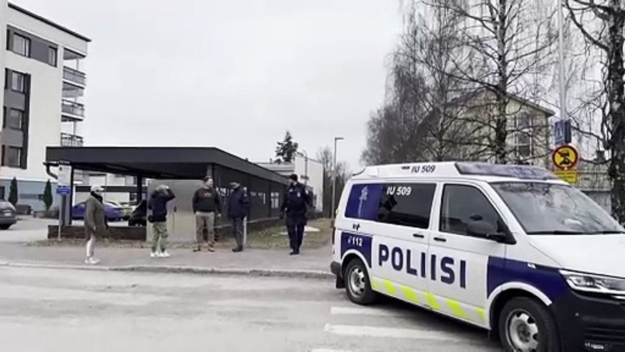 Zwölfjähriger verletzt offenbar drei Kinder mit Schüssen in finnischer Schule