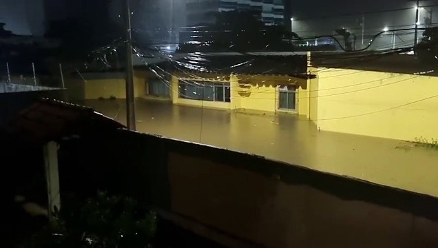 Chuva transforma rua em rio no bairro de Armação e água invade casas;
