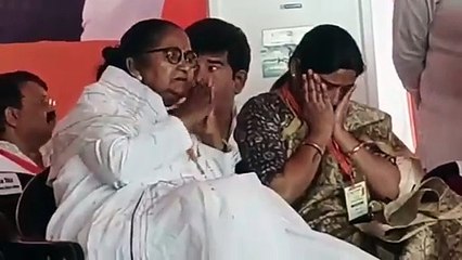 Скачать видео: Video: टिकट कटने पर छलका सांसद संघमित्रा मौर्य का दर्द, भाषण से पहले मंच पर लगीं रोने