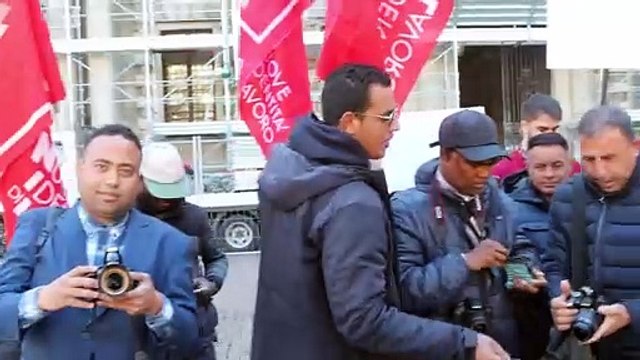 Milano, fotografi ambulanti in protesta: ?Invitati ad abbandonare piazza Duomo senza spiegazioni?