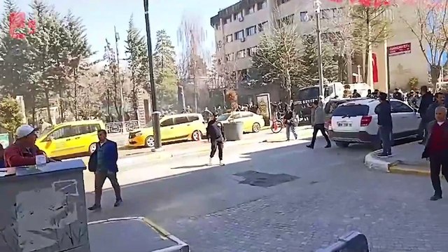 Polis, Cumhuriyet Caddesi'de gaz bombası ve plastik mermilerle halka müdahale ediyor.