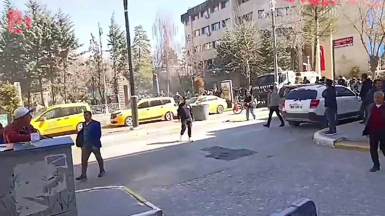 Polis, Cumhuriyet Caddesi'de gaz bombası ve plastik mermilerle halka müdahale ediyor.