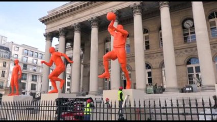 Le statue giganti di Bebe Vio, Mbappé e LeBron a Parigi