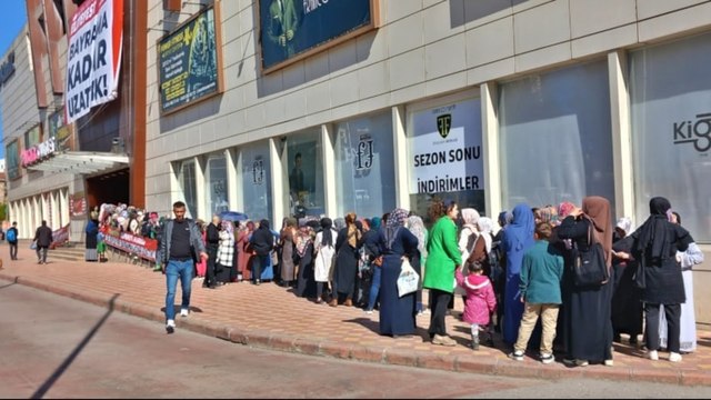 Diyarbakır'da 200 liralık çek izdihamı! Duyanlar sabah kapıya dayandı