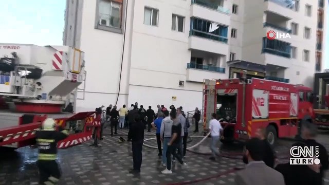 Alevler arasında kalan itfaiye eri kendini itfaiye hortumuyla aşağı bıraktı!