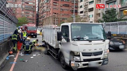 新店資源回收車遭雙載機車追撞 2少年重創不治（翻攝畫面）