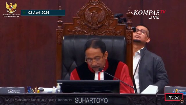 Momen Saksi Tunjukkan Karung Beras Bergambar Prabowo-Gibran di Sidang MK