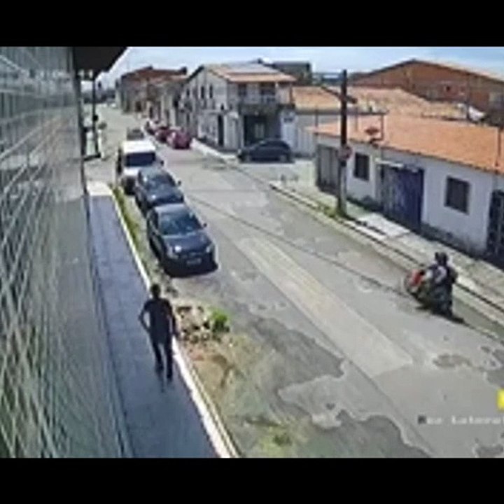 Mulher tem carro assaltado ao deixar filho na escola, no Canindezinho