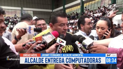 Alcalde entrega computadoras
