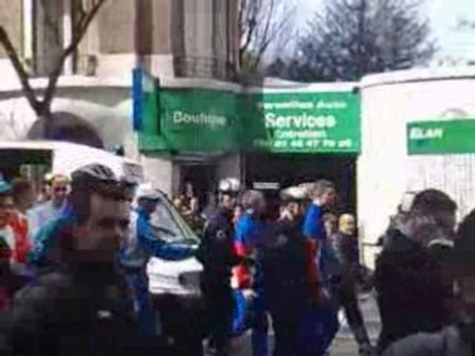 Passage flamme olympique devant iut de Paris 5 av versailles
