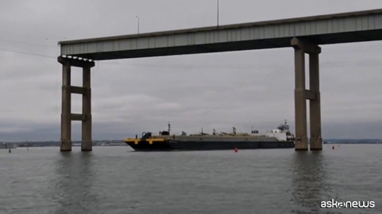 Passa la prima nave tra le macerie del ponte crollato a Baltimora