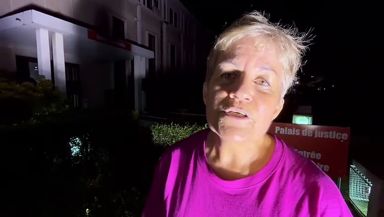 Une vingtaine de salariés du Quotidien campent devant le tribunal de commerce