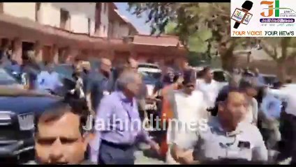 रामदेव से पूछा पत्रकार ने सवाल तो गार्ड ने तोड दिया माइक, देखिए क्या हुआ #BabaRamdev   #SupremeCourt