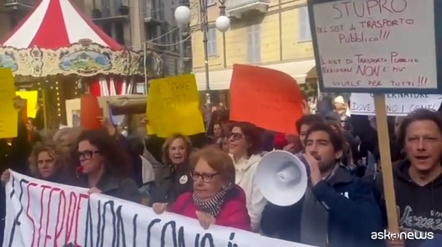 Cinque Terre, la protesta contro caro-treni per turisti a La Spezia