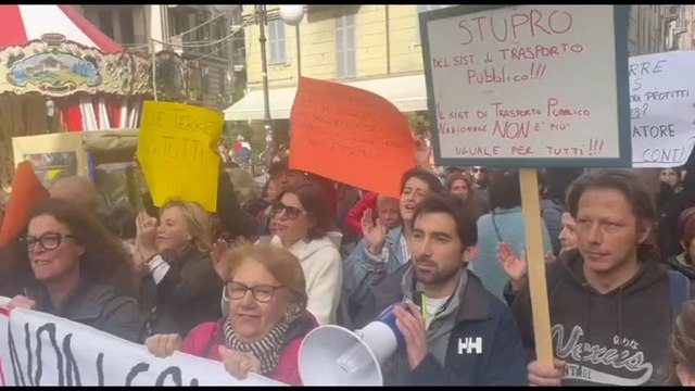 Cinque Terre, la protesta contro caro-treni per turisti a La Spezia