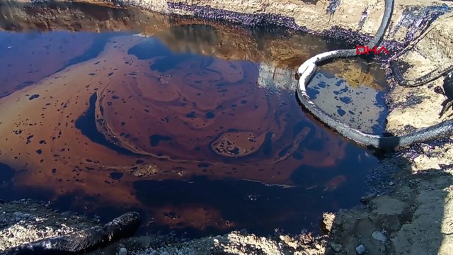 Batman'da boru hattından sızan petrol dereye karıştı
