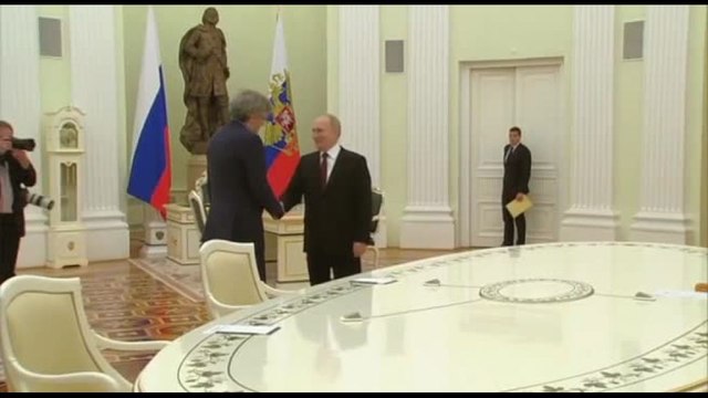 Putin ha ricevuto al Cremlino il celebre regista serbo Emir Kusturica