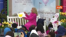 Jill Biden legge una fiaba ai bambini in occasione della Pasqua