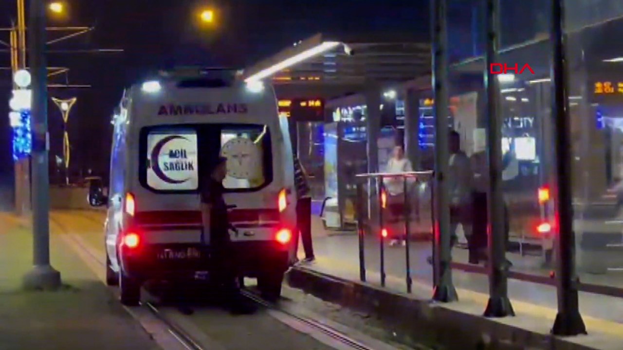 Bıçakla yaralanınca tramvay durağına sığındı