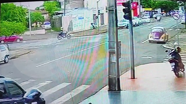 Câmera flagra acidente entre Celta e moto no São Cristóvão