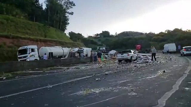Caminhão carregado de azeitonas tomba na Serra do Cadeado