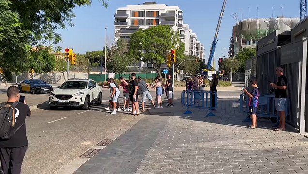 Jules Koundé llegando a la Ciutat Esportiva, rodeado de 'tiktokers'