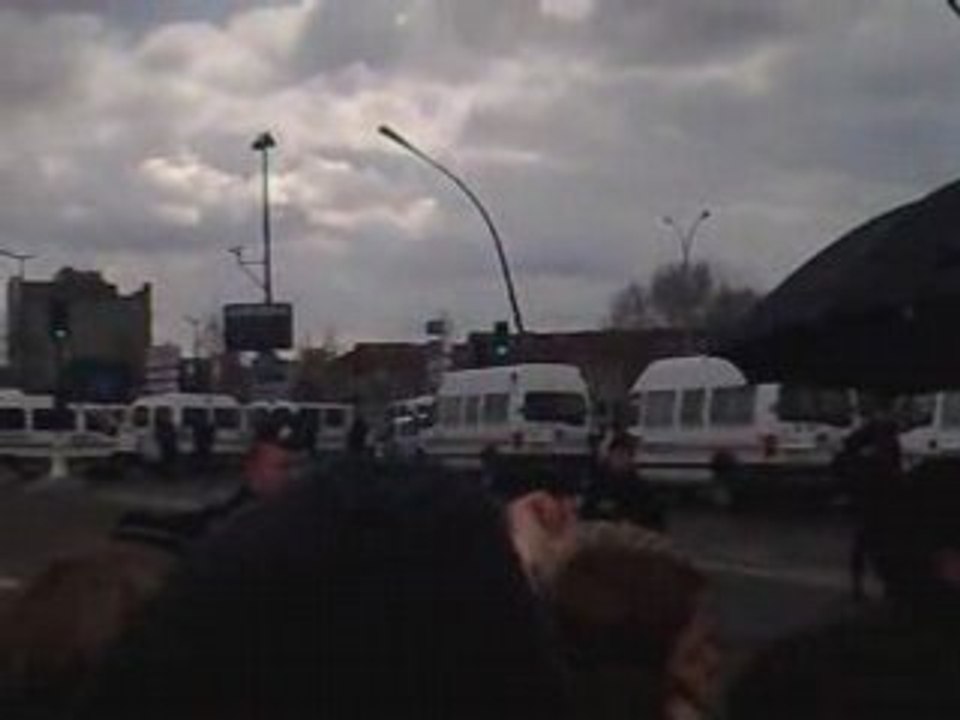 La flamme olympique et la police pro chinoise à paris part2