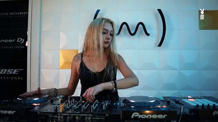 Ellas se dejan seducir por la música en @ElBedroom ️️