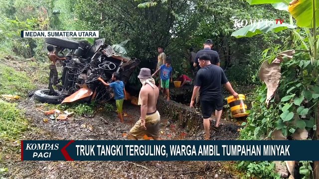 Truk Tangki Minyak Sawit Terguling ke Parit Jalan, Warga Gunakan Kesempatan untuk Ambil Tumpahan!