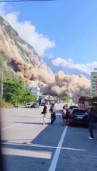 台湾花莲崇德山发生剧烈山崩，巨石滑落尘土飞扬🚨