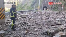 花蓮強震》中橫便道落石擊中4車2傷  12車19人受困(谷關工務段提供)