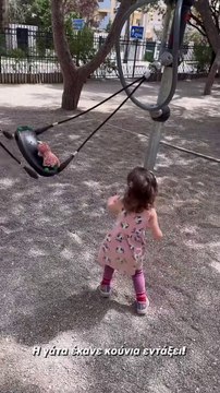 Χριστίνα Μπόμπα: Στην παιδική χαρά με τις δίδυμες κόρες της, Αριάνα και Φιλίππα