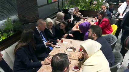 Erdoğan gençlerle kafede bir araya geldi