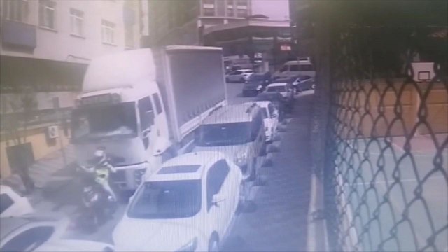 Motosikletliyi sürükleyip araçlara çarparak ilerledi