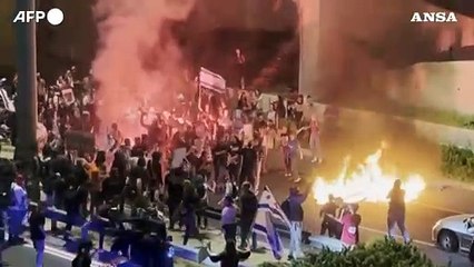 Скачать видео: Gerusalemme, nuova protesta contro Netanyahu: scontri tra manifestanti e polizia