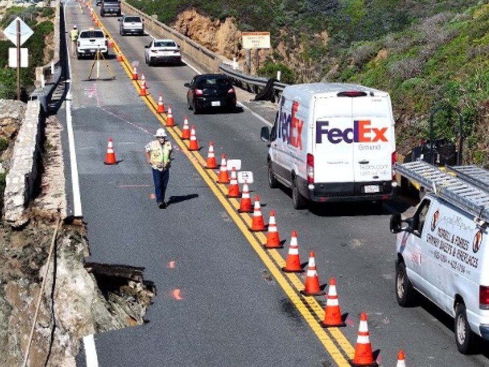 Massives loch: berühmte straße bricht nach starkregen weg