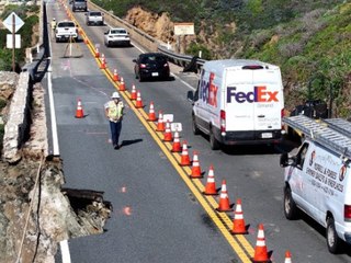 Massives Loch: Berühmte Straße bricht nach Starkregen weg
