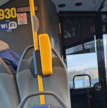 Kierowca autobusu w Bydgoszczy rozmawia przez telefon