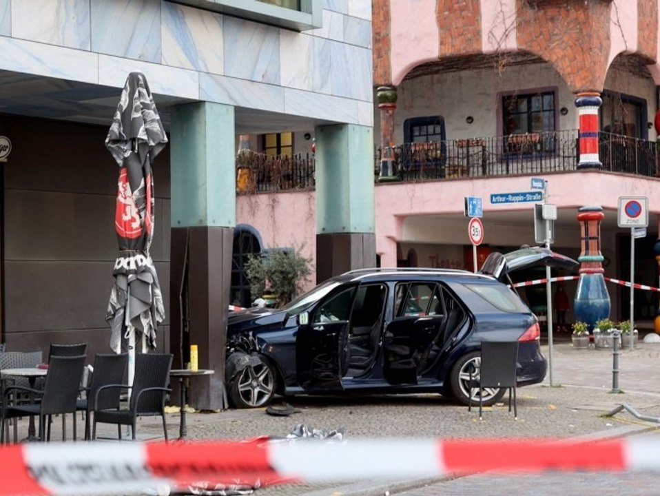 Gas- mit Bremspedal verwechselt: Rentner kracht auf Café-Terrasse