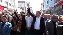 Tülay Hatimoğulları, Tuncer Bakırhan, Erkan Baş, Başak Demirtaş ve aralarında Leyla Zana'nın da olduğu çok sayıda siyasetçi Van'da protesto gösterisine katılıyor