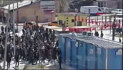 Van'da çıkan olaylarda ikinci gün: Lastik yakıp, polise taş attılar