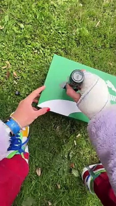 Après avoir custom les sneakers, je custom la boîte 