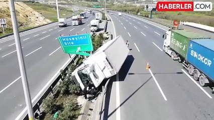 Çekmeköy'de virajı alamayan kamyon yan yattı