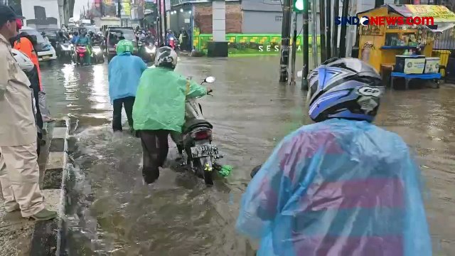 Ruas Jalan Raya Ciledug Raya Sempat Lumpuh Terendam Banjir Usai Hujan Deras