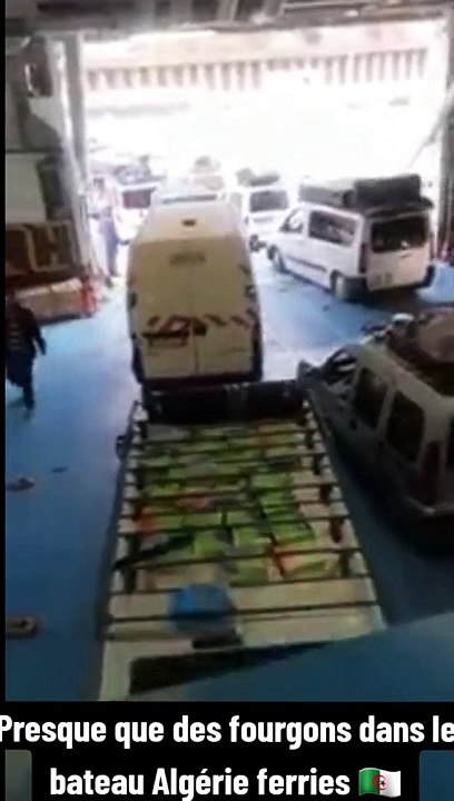 fourgons transporteur algériens عند وصول المهاجرين إلى الجزائر ميناء الجزائر مرسيليا لا جولييت وهران سكيكدة عنابة بجاية قارب الجزائر العبارات كورسيكا لينيا نقل الأمتعة فان الجمارك الشرطة الدرك port d'alger en panne re